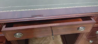 Escritorio clásico de madera y cuero