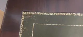 Escritorio clásico de madera y cuero