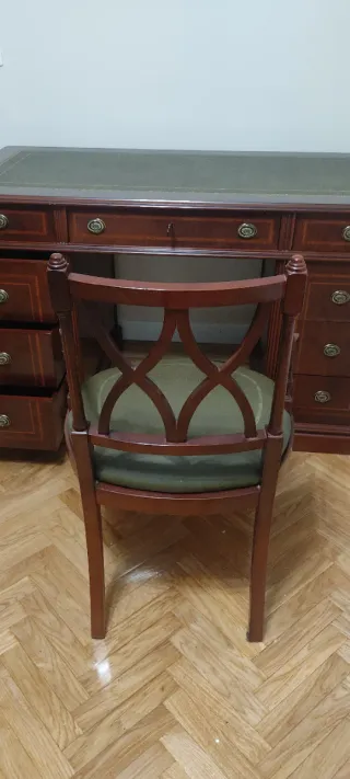 Escritorio clásico de madera y cuero