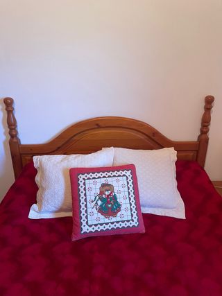 Cama Matrimonio Madera junto con canapé y colchón.