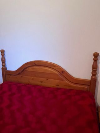 Cama Matrimonio Madera junto con canapé y colchón.