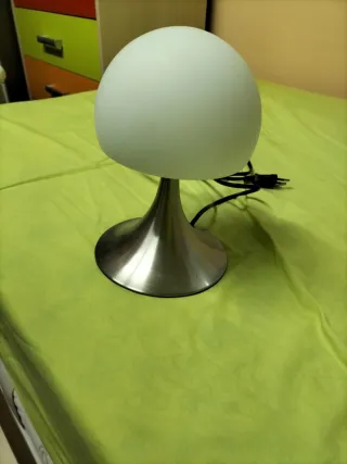 Lámpara de mesa moderna plateada