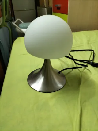 Lámpara de mesa moderna plateada