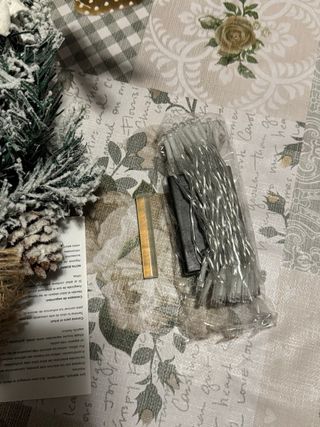 Árbol de Navidad pequeño con adornos