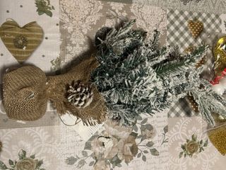 Árbol de Navidad pequeño con adornos