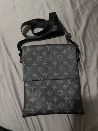 Bolso bandolera Louis Vuitton negro.