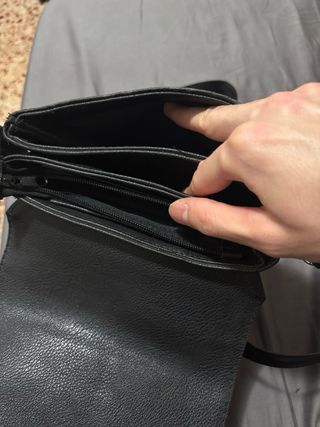 Bolso bandolera Louis Vuitton negro.