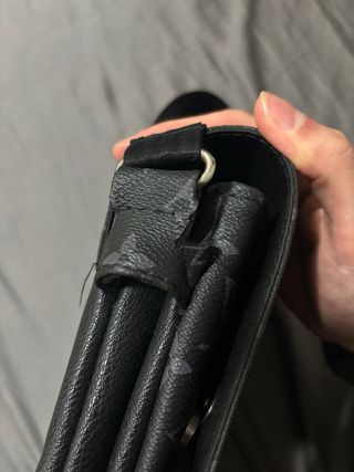 Bolso bandolera Louis Vuitton negro.