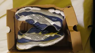 Zapatillas deportivas azules y blancas