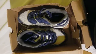 Zapatillas deportivas azules y blancas