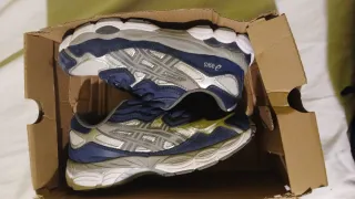 Zapatillas deportivas azules y blancas