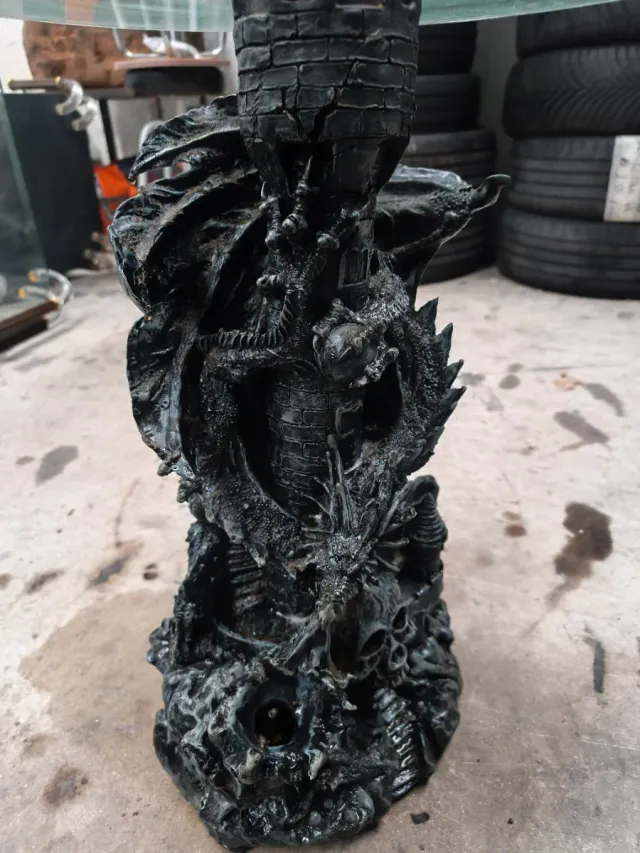 Mesa auxiliar escultorica dragón calaveras colecci