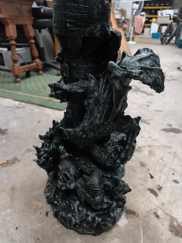 Mesa auxiliar escultorica dragón calaveras colecci