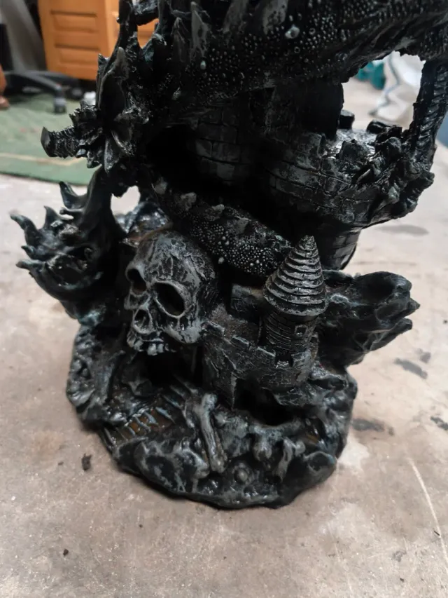 Mesa auxiliar escultorica dragón calaveras colecci