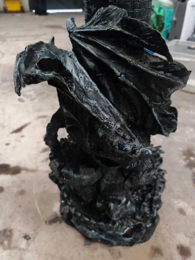 Mesa auxiliar escultorica dragón calaveras colecci