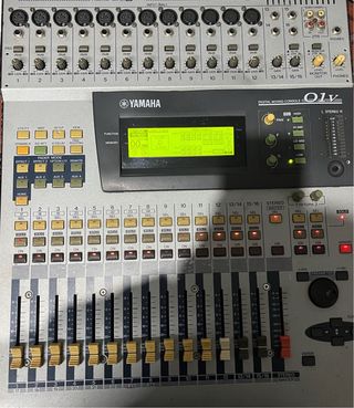 Mesa de mezclas digital Yamaha 01V