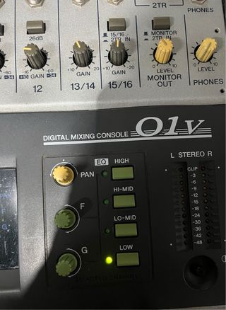 Mesa de mezclas digital Yamaha 01V