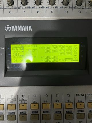 Mesa de mezclas digital Yamaha 01V