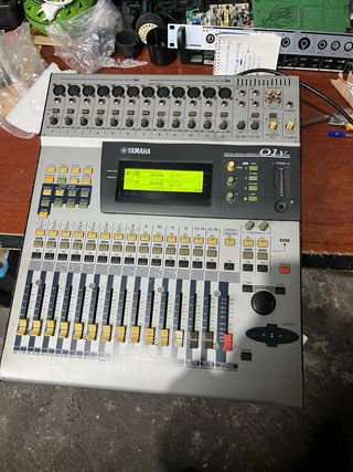 Mesa de mezclas digital Yamaha 01V
