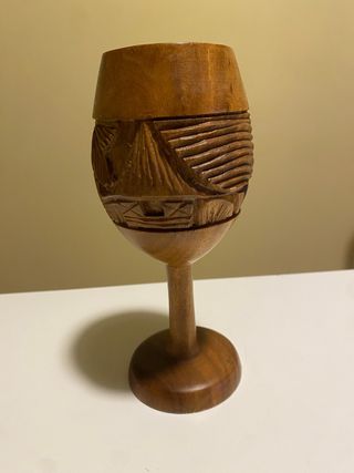 Calice in legno intagliato