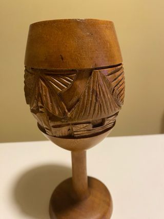 Calice in legno intagliato