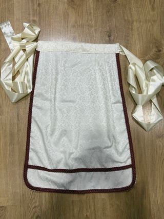 Delantal huertana damasco beig, detalle en burdeos