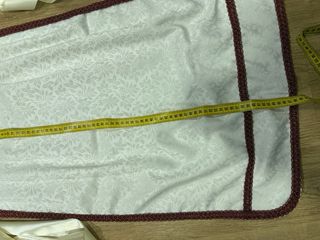 Delantal huertana damasco beig, detalle en burdeos