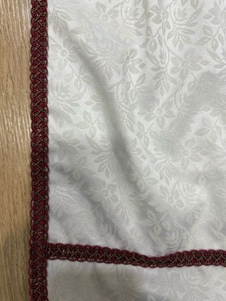 Delantal huertana damasco beig, detalle en burdeos