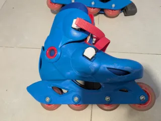 Patines en línea azules talla 34-36 y protecciones
