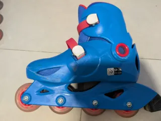 Patines en línea azules talla 34-36 y protecciones