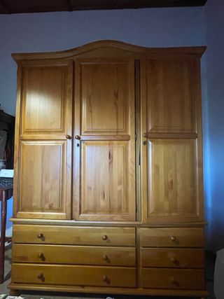 Guardaroba in legno massello