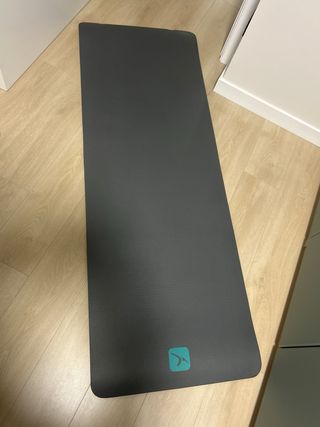 Esterilla de yoga negra con correa