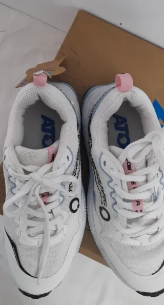 Zapatillas Hoka Blancas y Rosas