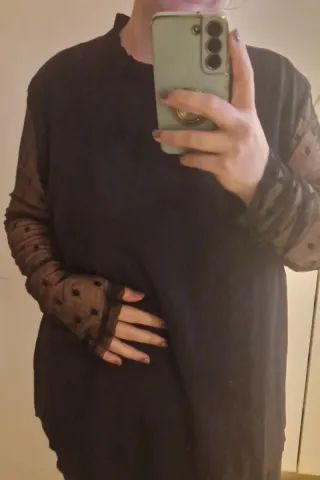 Blusa negra con mangas de tul y lunares