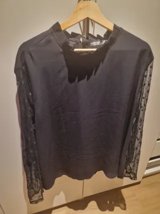 Blusa negra con mangas de tul y lunares