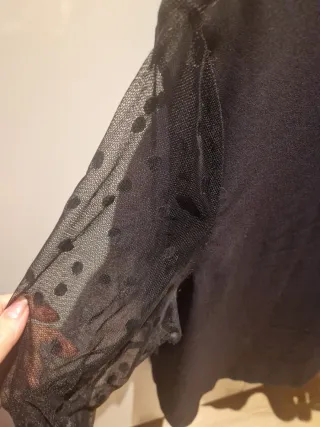 Blusa negra con mangas de tul y lunares