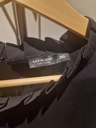 Blusa negra con mangas de tul y lunares