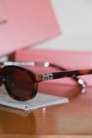 Óculos de Sol Miu Miu - MU 04ZS 19P2Z1 Tortoise