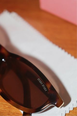 Óculos de Sol Miu Miu - MU 04ZS 19P2Z1 Tortoise