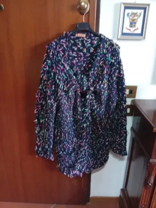 Cardigan donna sfondo blu con ciuffetti colorati