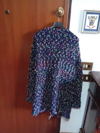 Cardigan donna sfondo blu con ciuffetti colorati