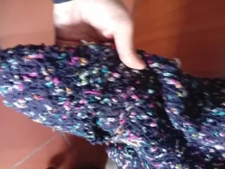 Cardigan donna sfondo blu con ciuffetti colorati