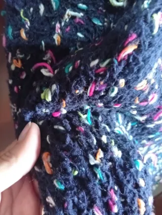 Cardigan donna sfondo blu con ciuffetti colorati