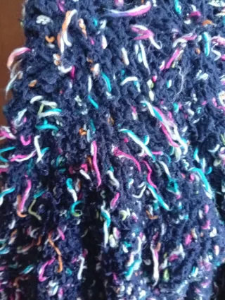 Cardigan donna sfondo blu con ciuffetti colorati