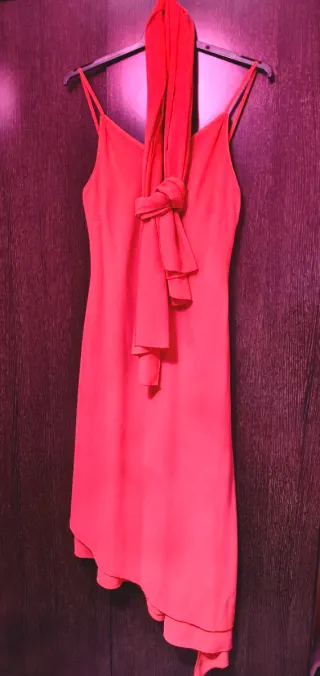 Vestido fiesta coral con pañuelo