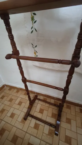 Bonito galán de noche clásico en madera noble