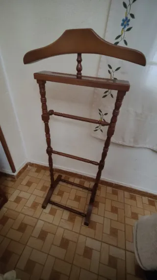 Bonito galán de noche clásico en madera noble