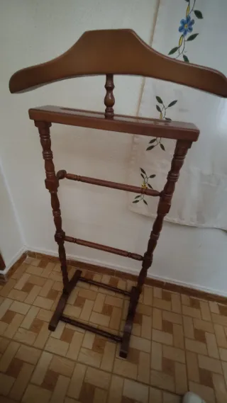 Bonito galán de noche clásico en madera noble