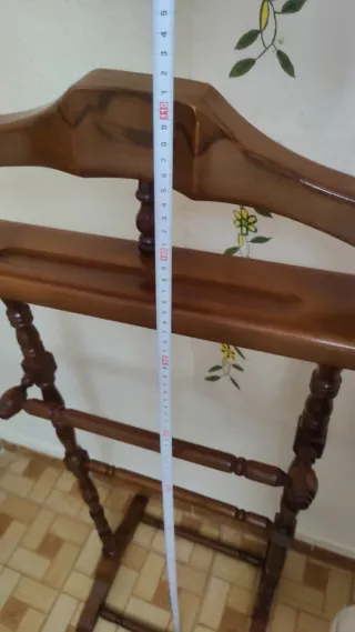 Bonito galán de noche clásico en madera noble