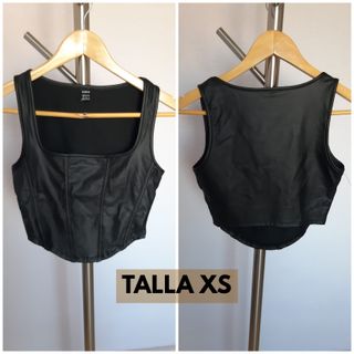 Top sin mangas. De polipiel color negro. Talla XS.
